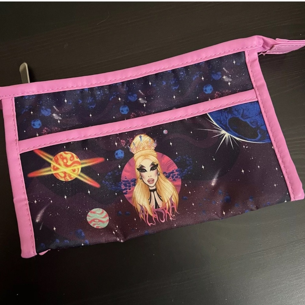 Alaska 5000 RuPaul’s Drag Race makeup zip bag - Picture 2 of 9